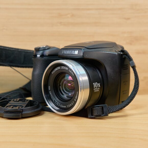 Fujifilm Finepix S700 7.1MP Digital Camera with 10x Optical Zoom - Picture 1 of 8